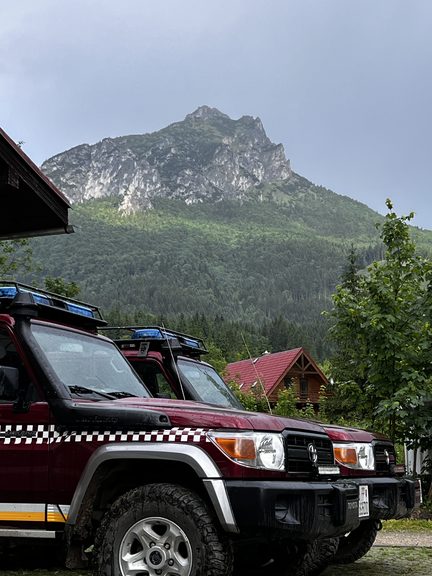 vozidlá HZS v Malej Fatry v pozadí s Rozsutcom
