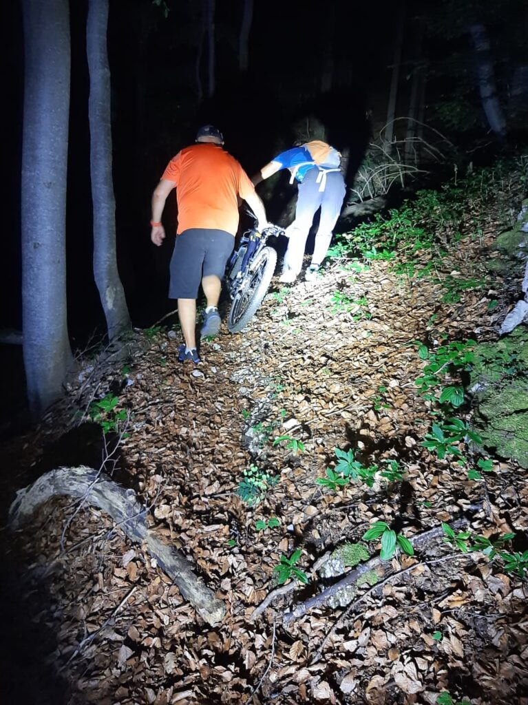 sprevádzanie cyklistu z lesného porastu