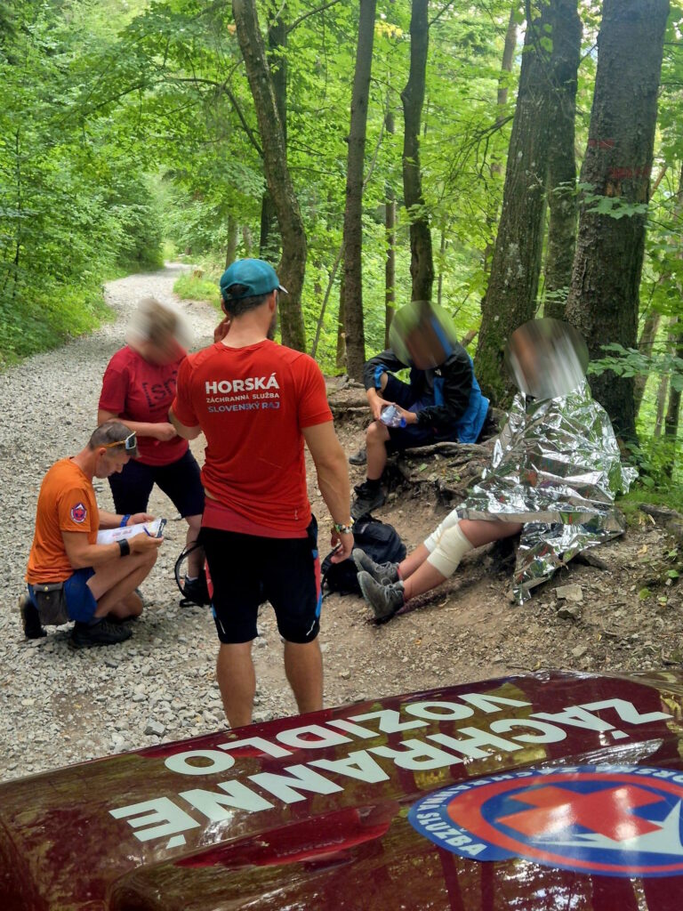 pacientka po ošetrení spolu s rodinnými príslušníkmi a záchranármi HZS