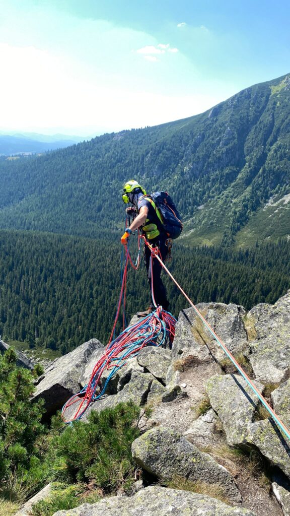 Priblíženie sa k pacientovi za pomoci lanových techník príslušníkmi HZS OS Vysoké tatry