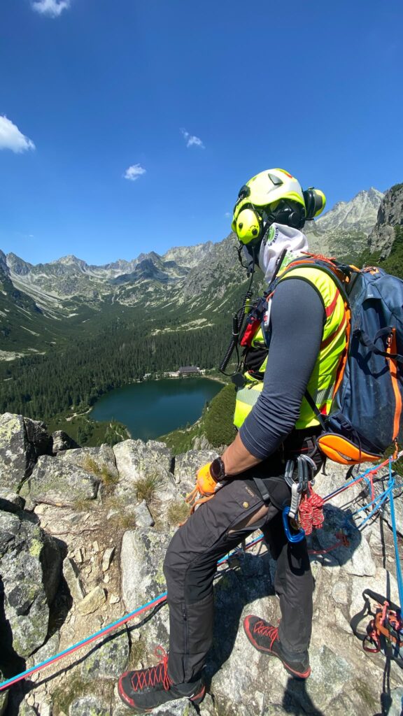 Priblíženie sa k pacientovi za pomoci lanových techník príslušníkmi HZS OS Vysoké tatry