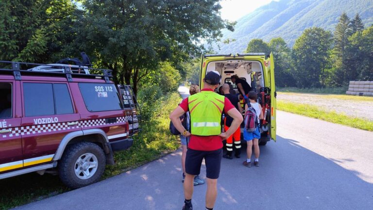 záchranári HZS odovzdávajú pacientku posádke RZP na parkovisku pod Pasekami