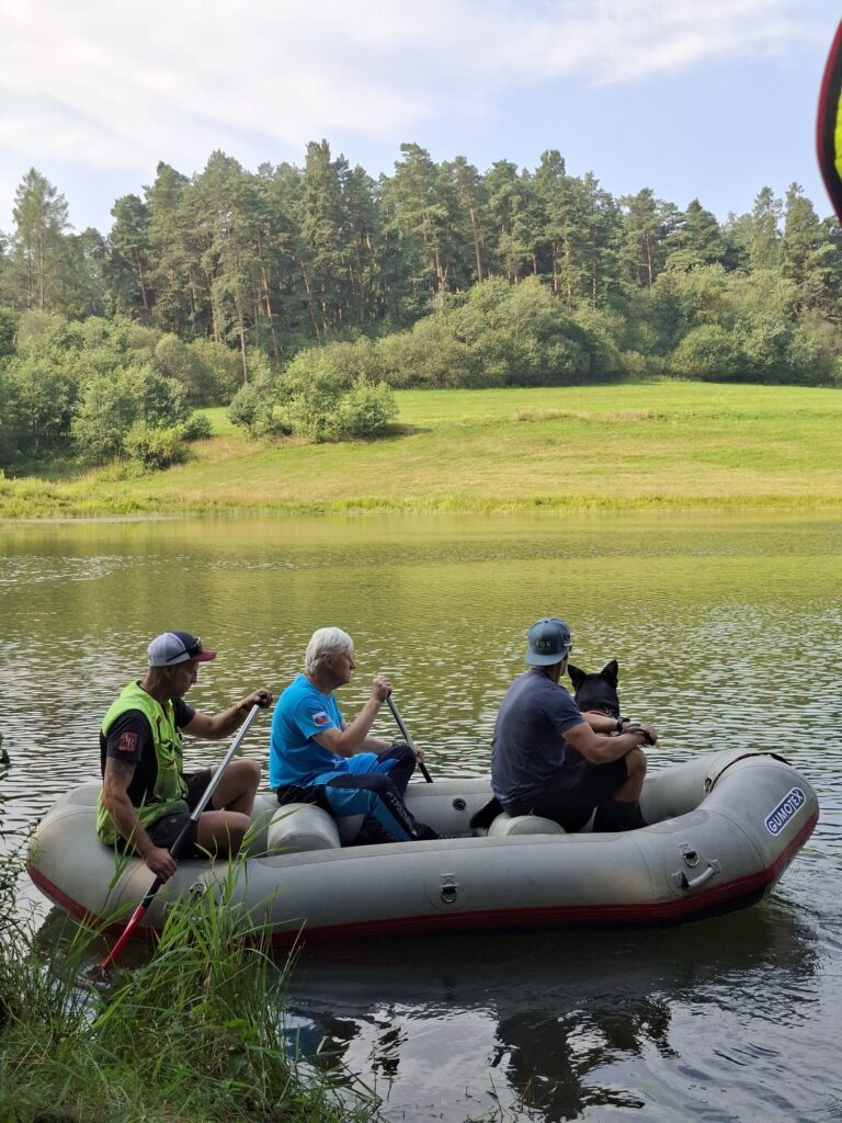 Psovodi HZS so služobným psom HZS na člne