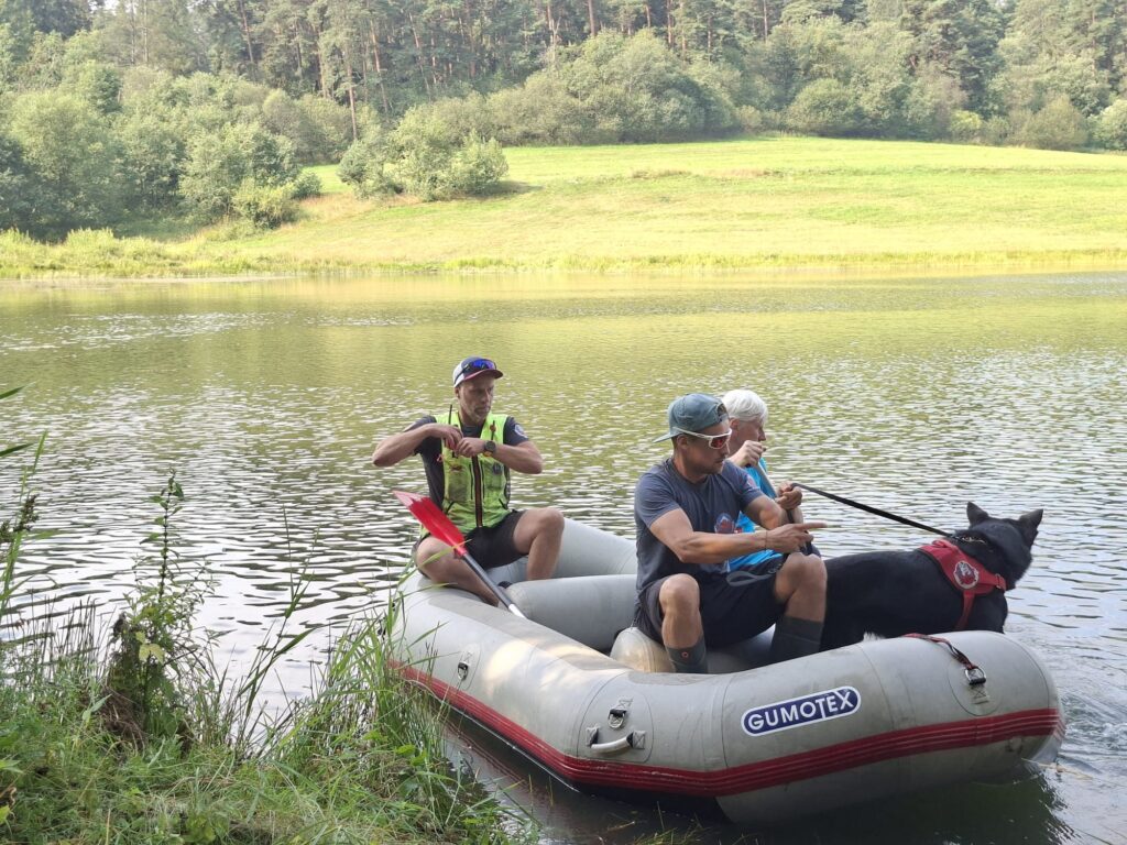 Psovodi HZS so služobným psom HZS na člne