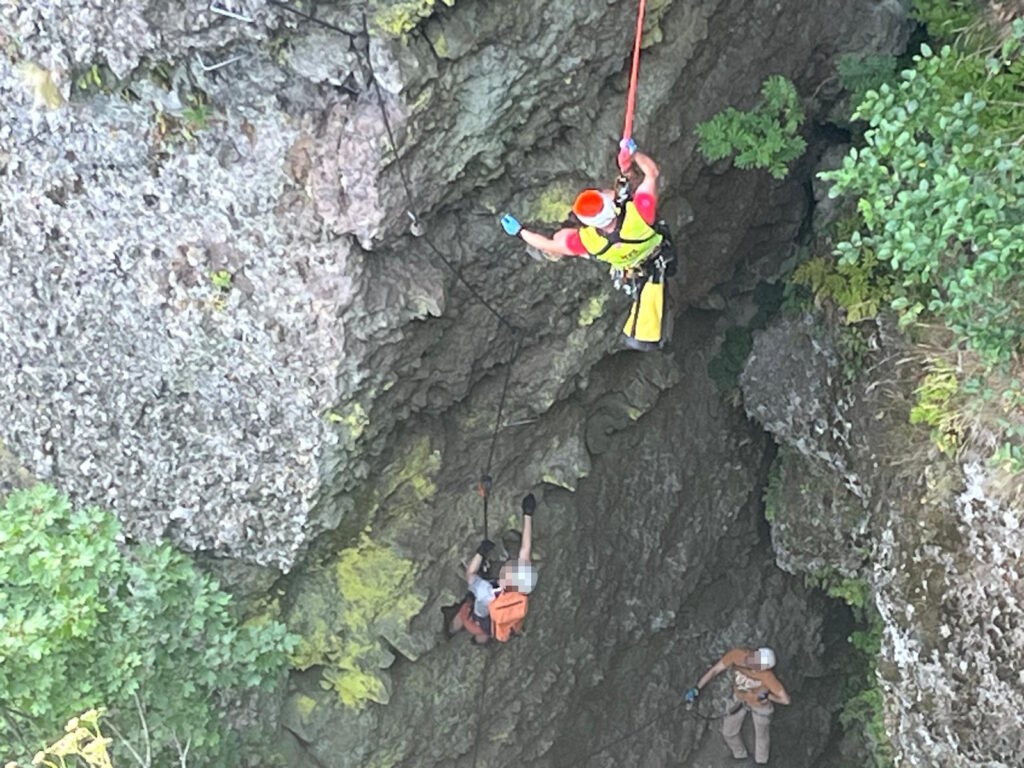 záchranár HZS sa približuje k zranenému lezcovi vo ferratovej ceste Výzva
