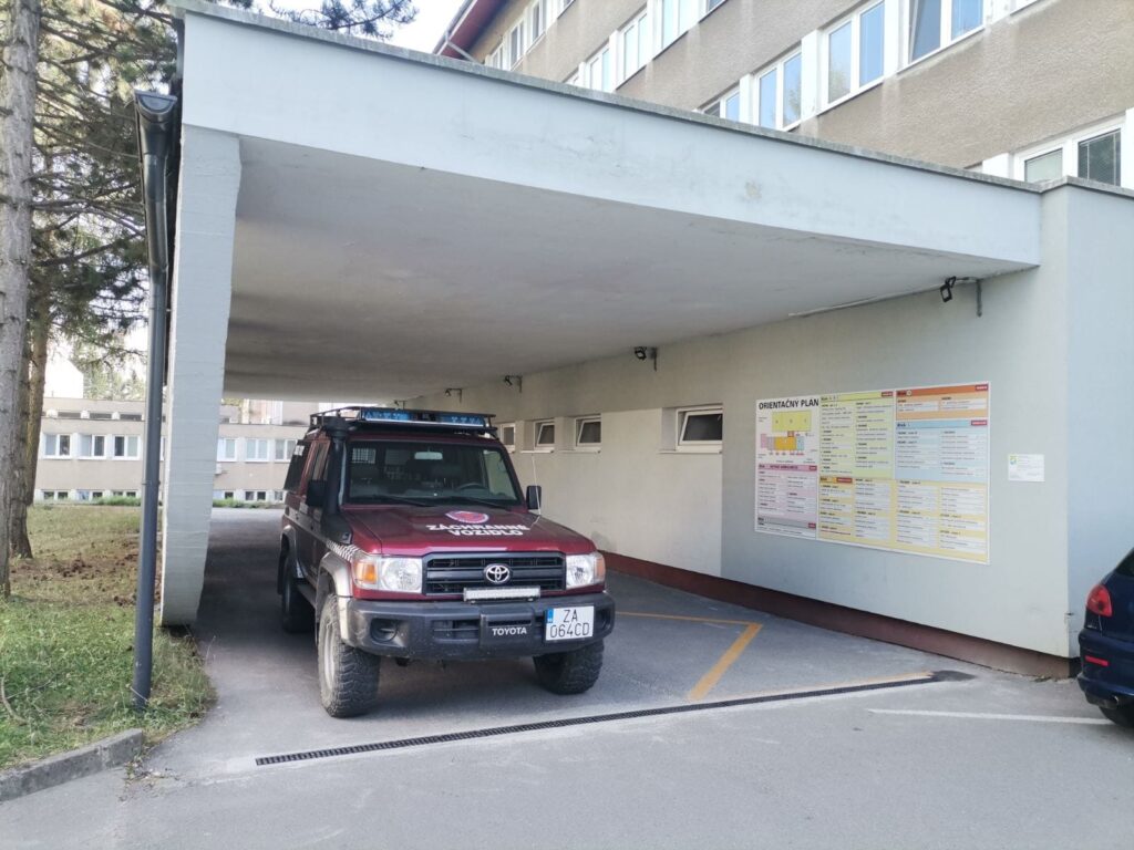 terénne vozidlo HZS pred urgentným príjmom v Dolnom Kubíne