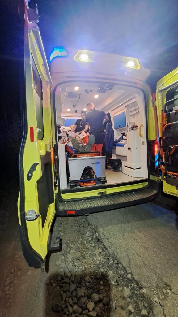 zranený cyklista v sanitke RZP pripravený na prevoz do nemocnice