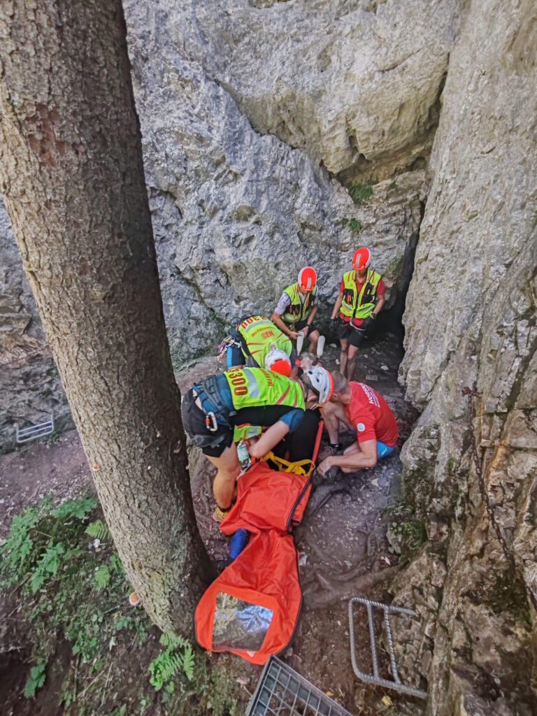 Záchranári ošetrujú pacienta