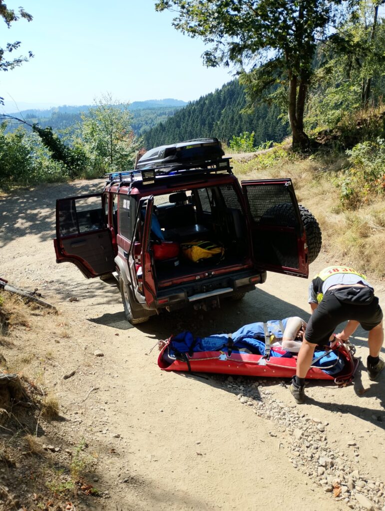 záchranár HZS ošetruje pacienta 