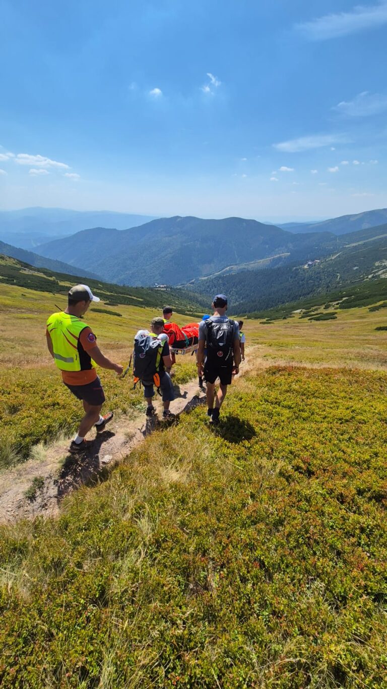 záchranári HZS transportujú pacientku na nosidlách