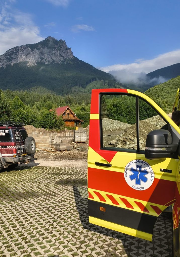 terénne vozidlo HZS a vozidlo ZZS v Malej Fatre