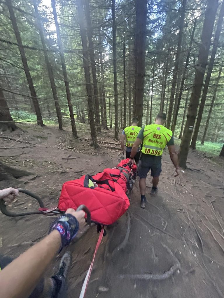 záchranári z Oblastného strediska HZS v Malej Fatre transportujú zranenú pacientku
