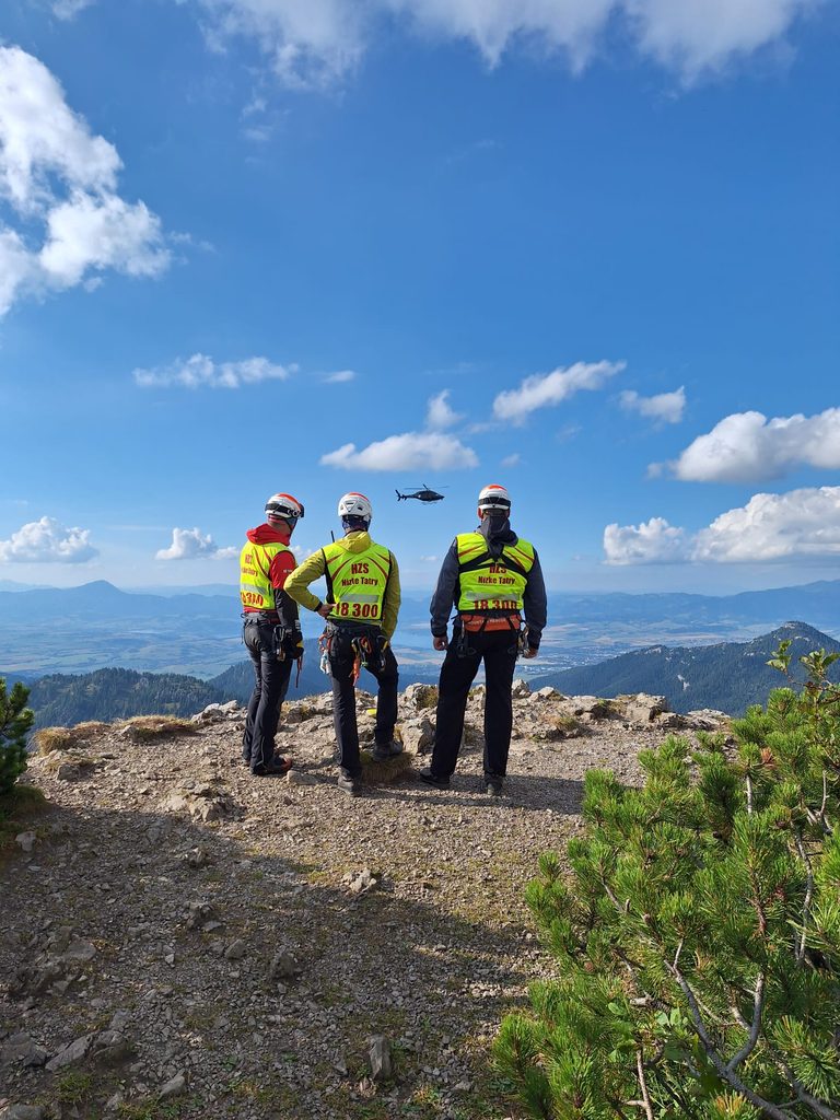 záchranári HZS pozorujú vrtuľník LÚ MV SR s kolegom v podvese