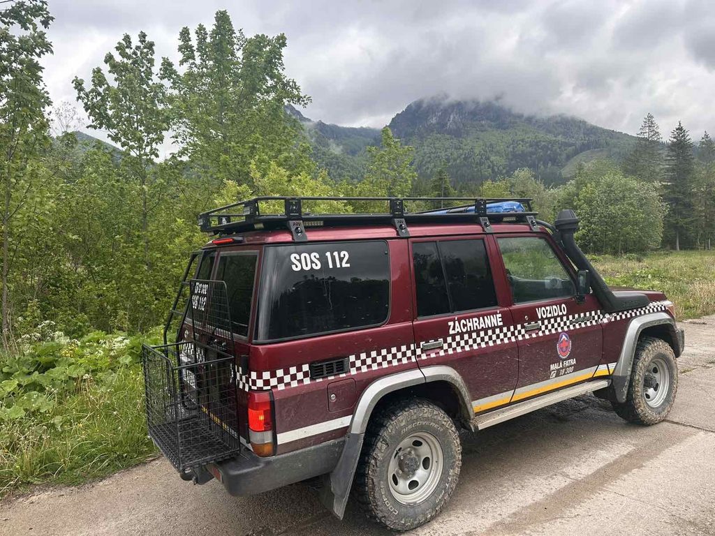 záchranné vozidlo OS HZS Malá Fatra, v pozadí Rozsutec