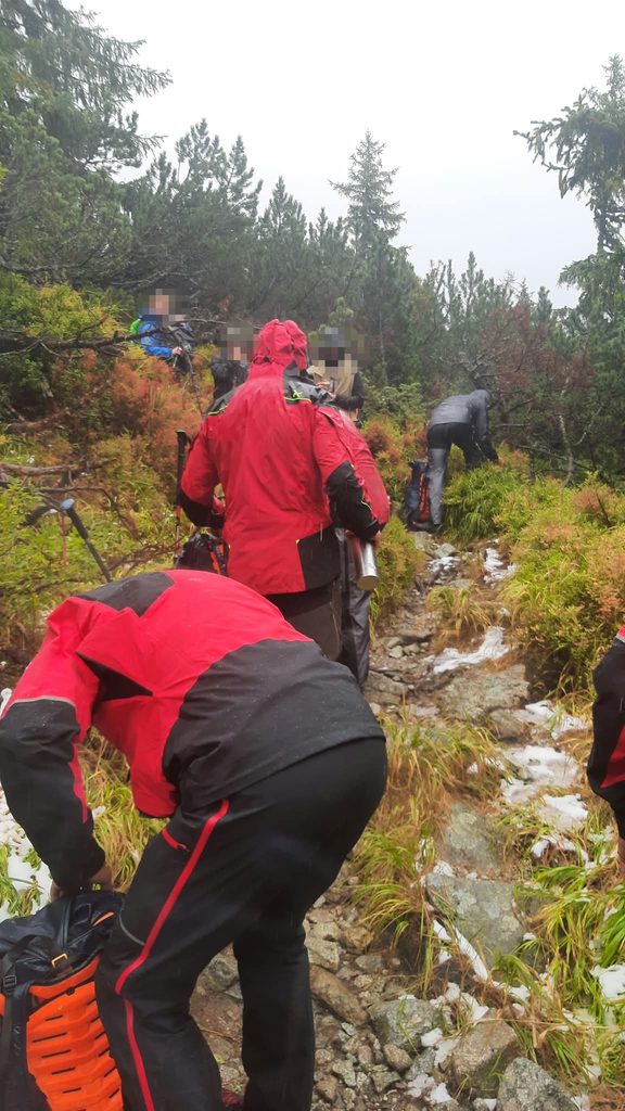 Horskí záchranári pri zatepľovaní turistov