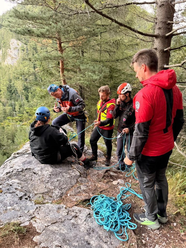 záchranári HZS na vrchole ferraty s uviaznutou turistkou 