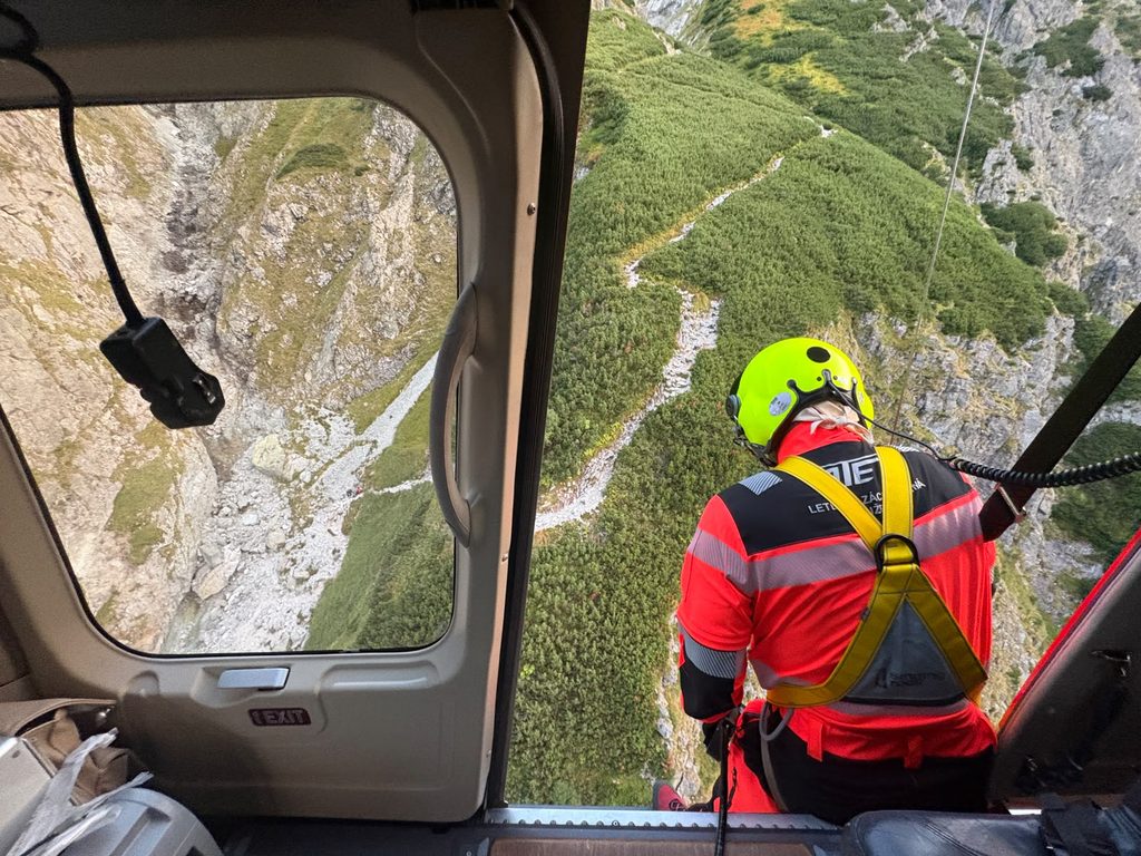 člen posádky VZZS vo vrtuľníku nad oblasťou Veľkej Svišťovky