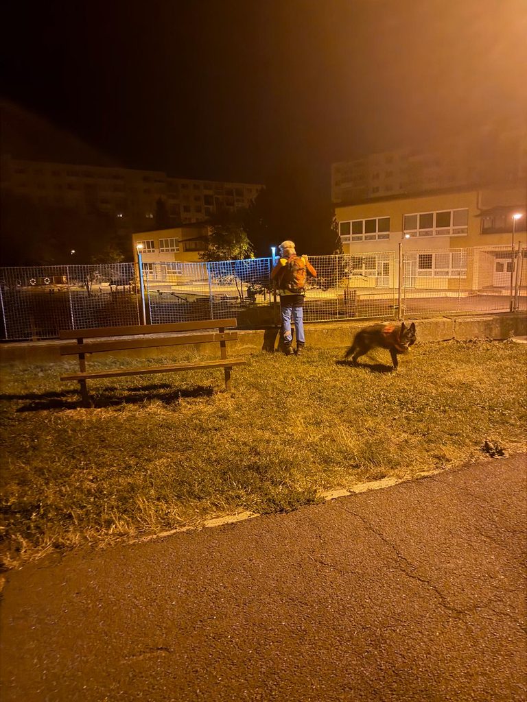 Psovod HZS so psom hľadajú strateného psa v lokalite sídliska