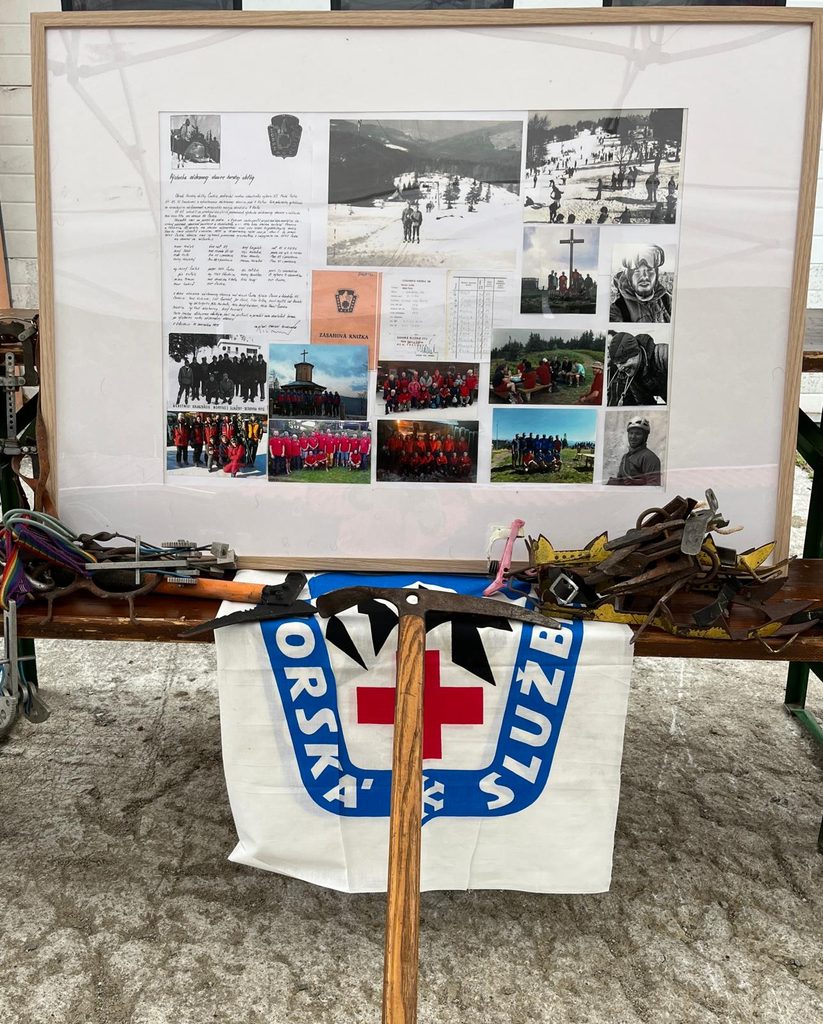 stánok s výstavou historických fotografií