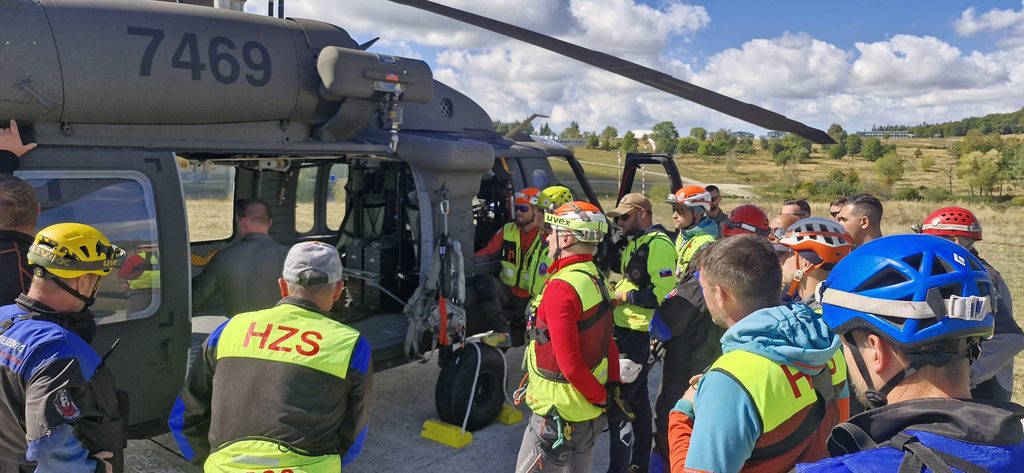 Kynológovia HZS pred vrtuľníkom Ministerstva obrany SR