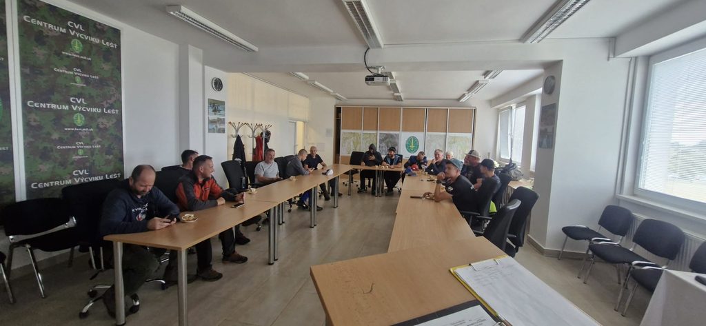Záchranári v učebni Centra výcviku Lešť