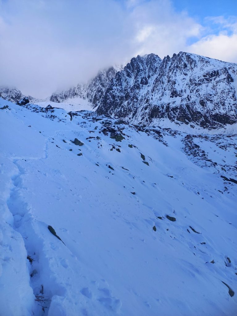 Stopy v snehu. Snehová pokrývka miestami dosahuje 30 cm.