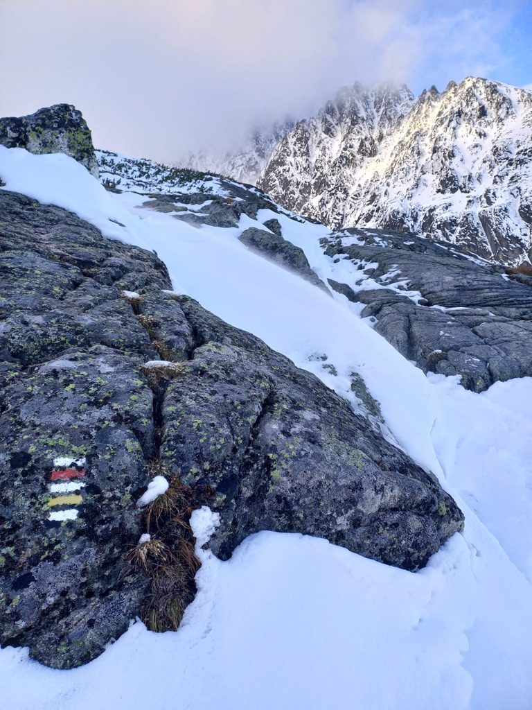 Batizovská dolina pod súvislou vrstvou snehu.
