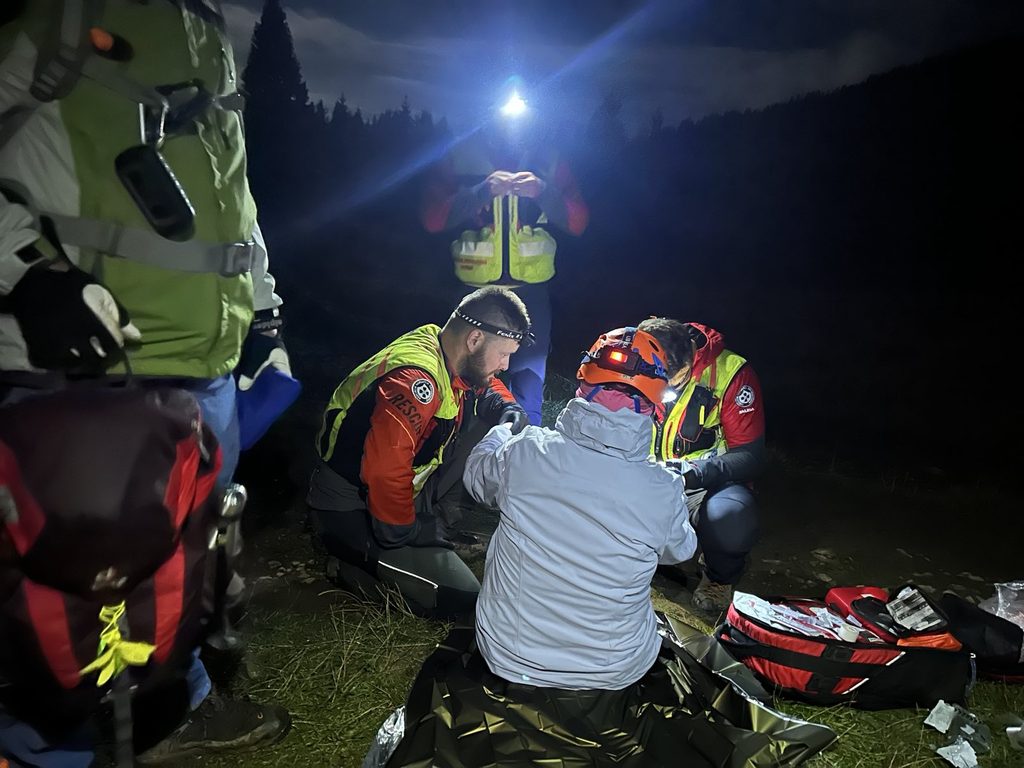 záchranári HZS ošetrujú pacientku v Sedle Zákres