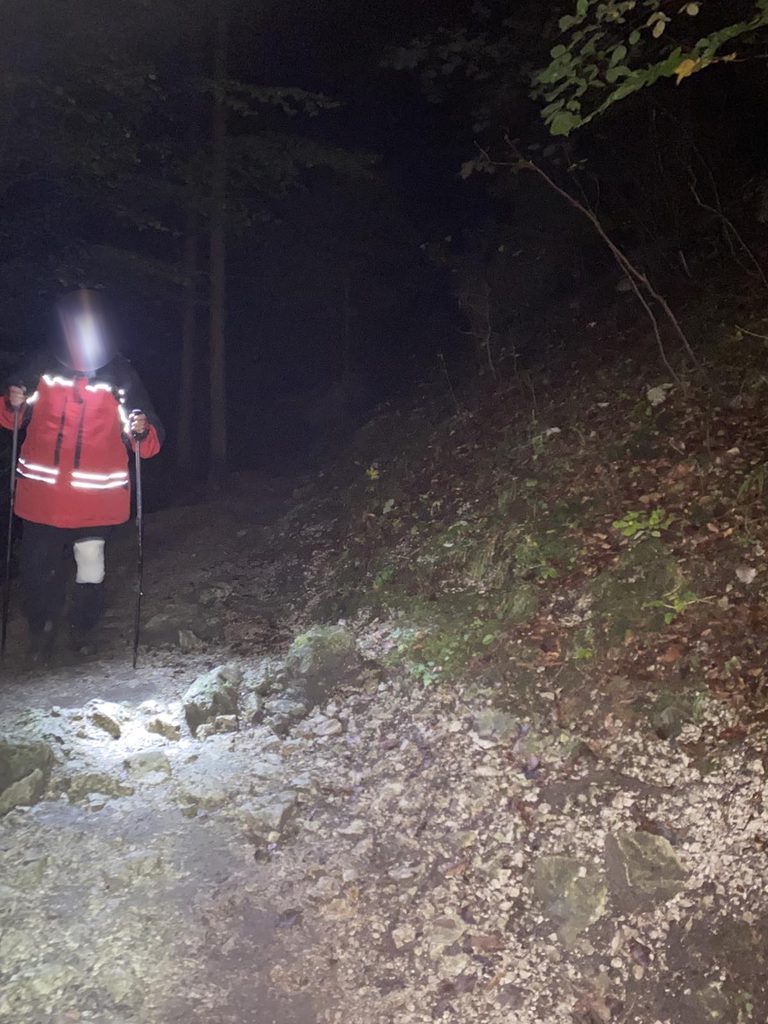 záchranár HZS sprevádza turistu z Horných dier