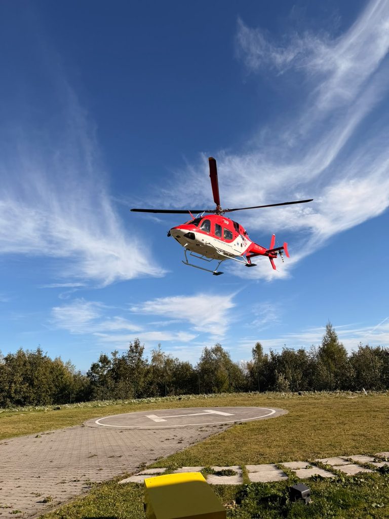 posádka VZZS pri heliporte v Starom Smokovci