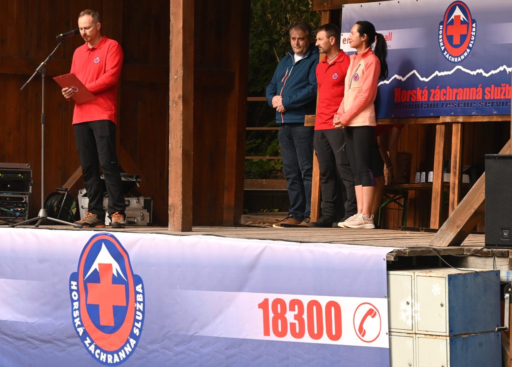 príhovor riaditeľa Oblastného strediska HZS Kysucké Beskydy, kpt. Bc Michal Jurdík, krorý otvoril Deň Horskej záchrannej služby, na pódiu je 1. štátna tajomníčka MV SR, riaditeľ HZS a starosta obce Oščadnica