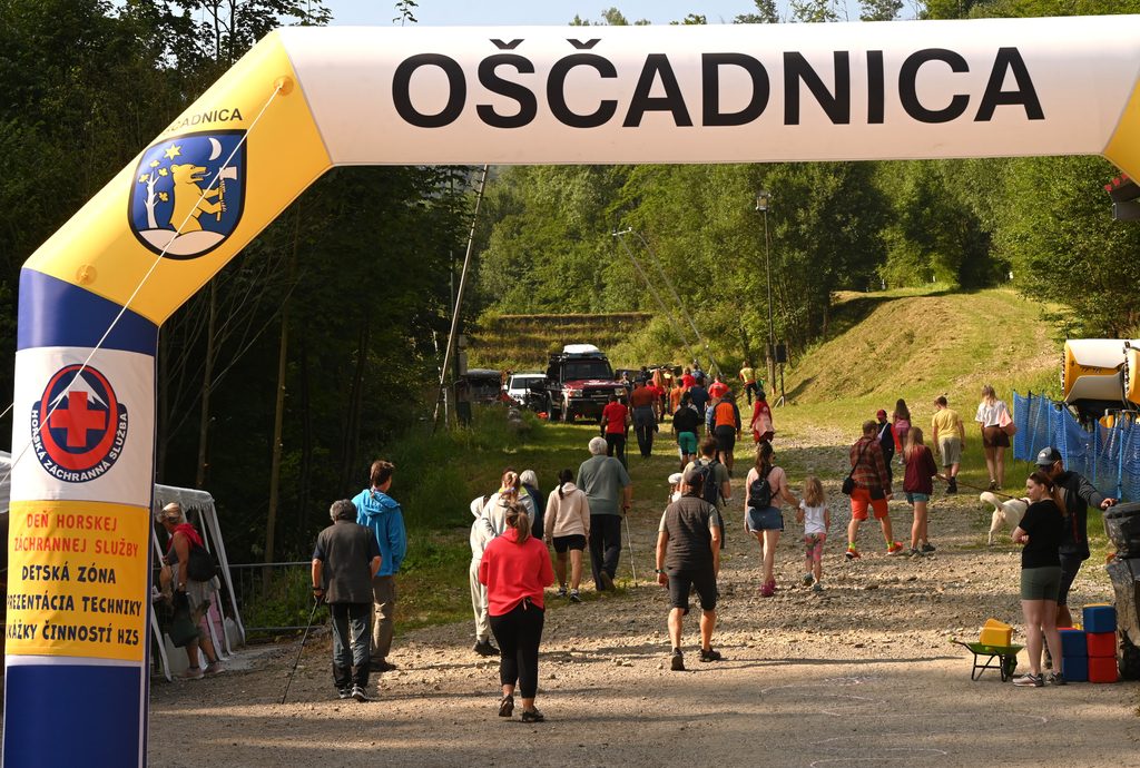 návštevníci Dňa Horskej záchrannej lsužby smerujú do strediska