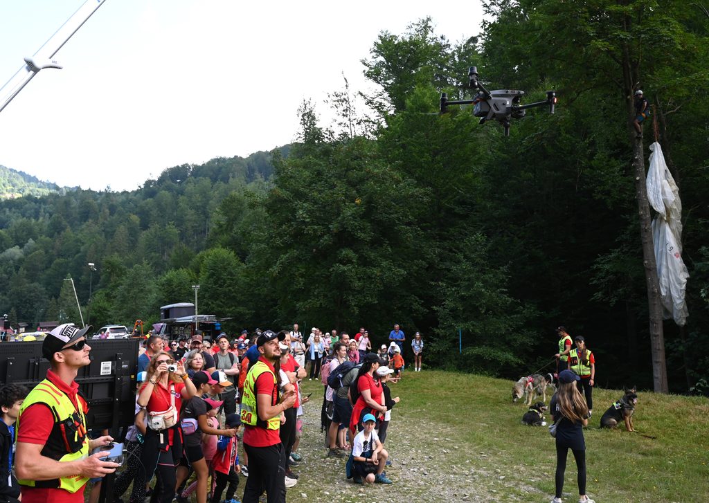 návštevníci Dňa HZS sledujú prácu s dronom