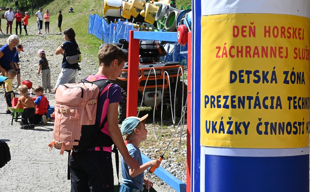 návštevníci Dňa HZS pri vstupnej bráne do areálu, kde sa konalo podujatie