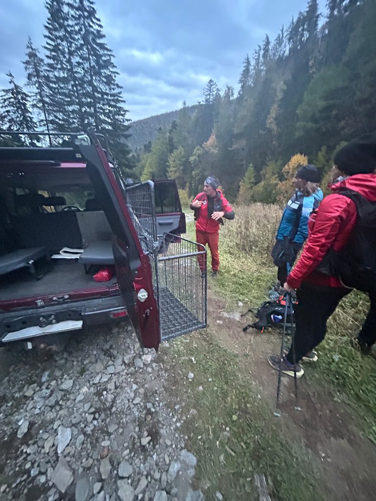 zranená turistka pri terénnom vozidle