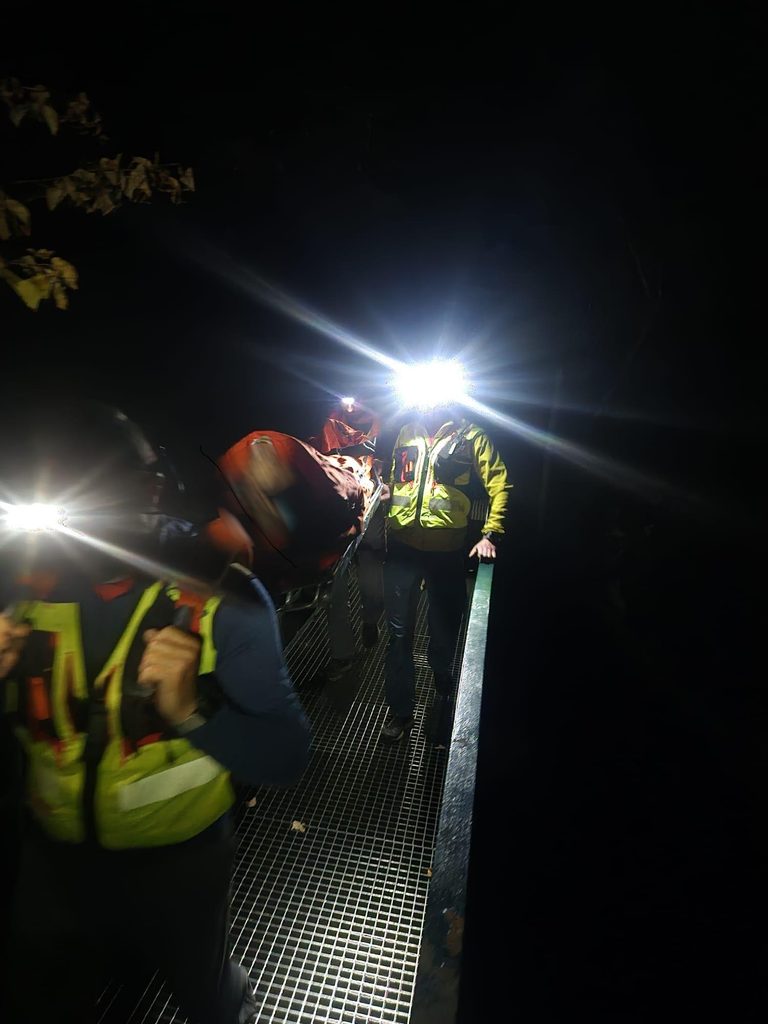 záchranári HZS transportujú za tmy pacientku na nosidlách