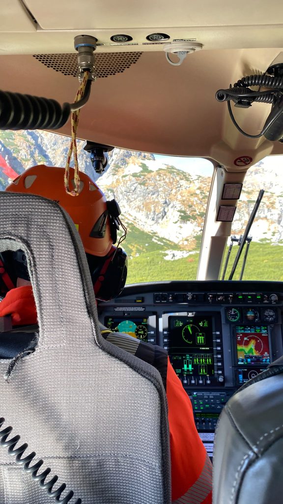 Pohľad záchranárov cez kabínu vrtuľníka VZZS na jesenné Tatry
