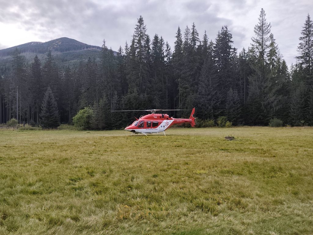 vrtuľník VZZS na heliporte na Zverovke - na lúke pri Chate Zverovka