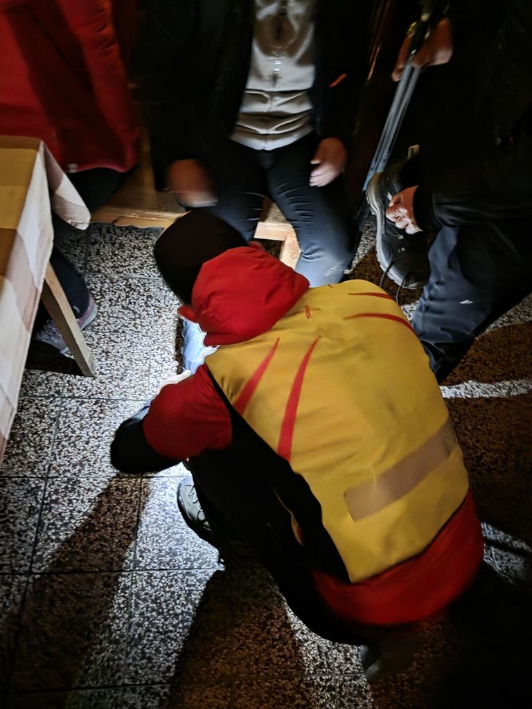 záchranár HZS ošetruje zranenú poľskú turistku