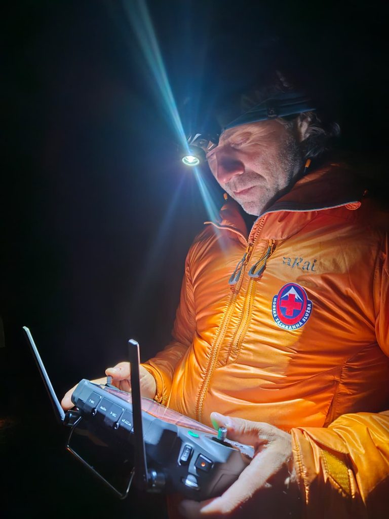 záchranár HZS obsluhuje pomocou ovládača dron