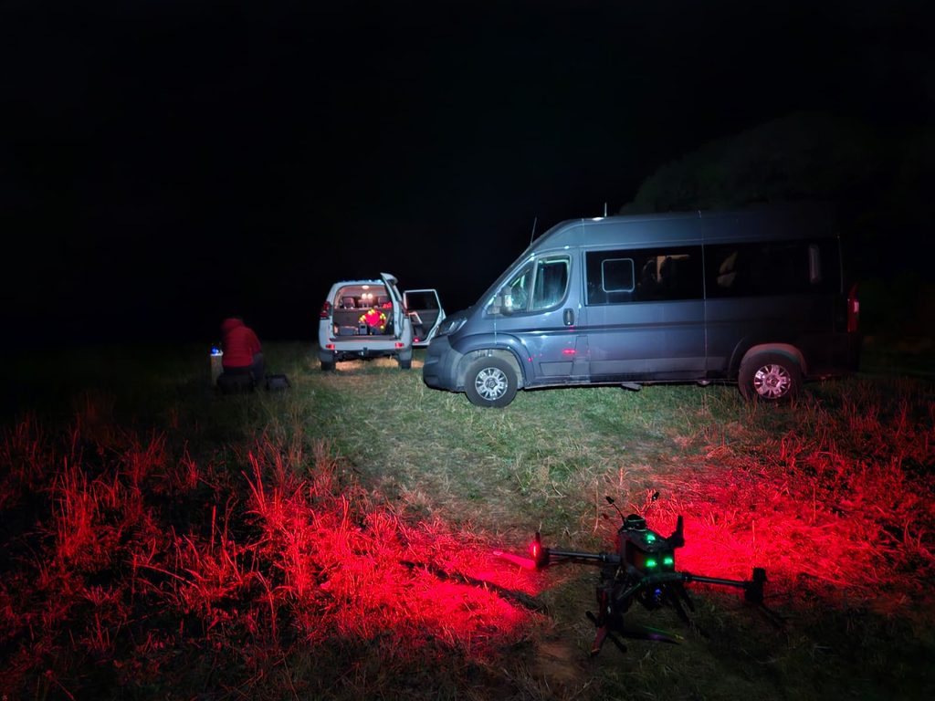 Štart dronu , v pozadí záchranné vozidlo HZS