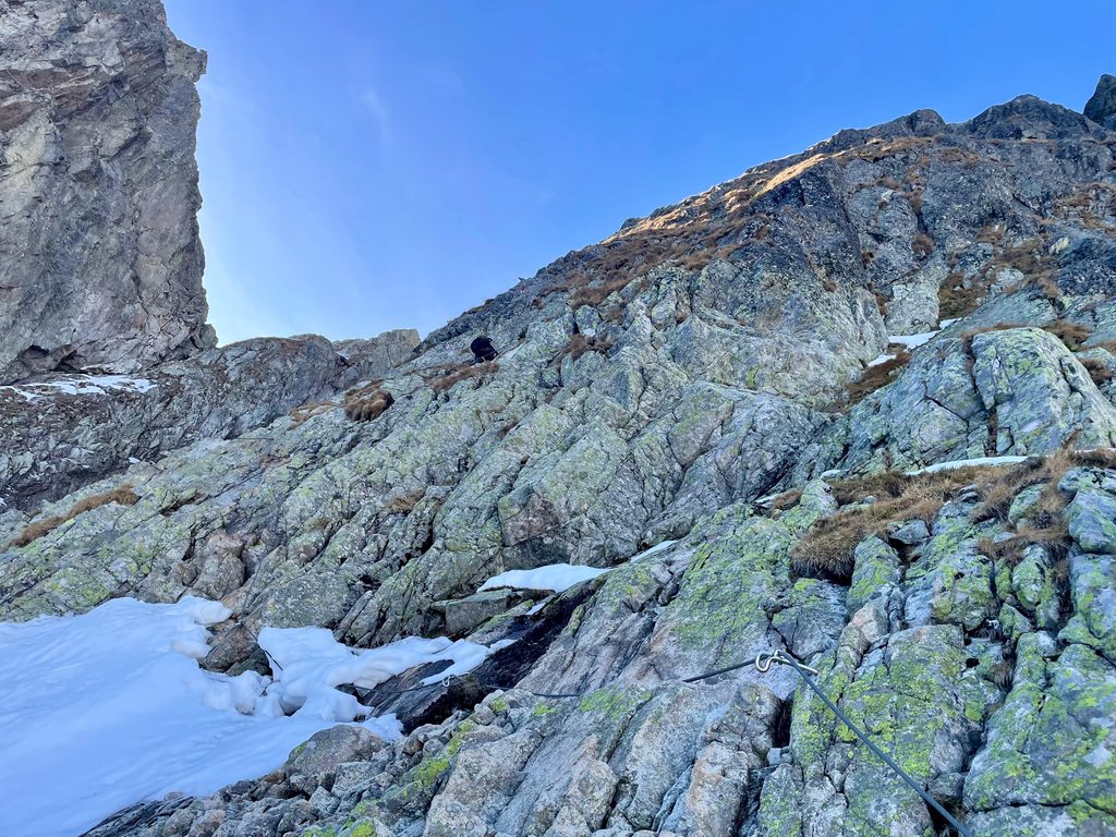 Uviaznutý turista v exponovanom a skalnom teréne