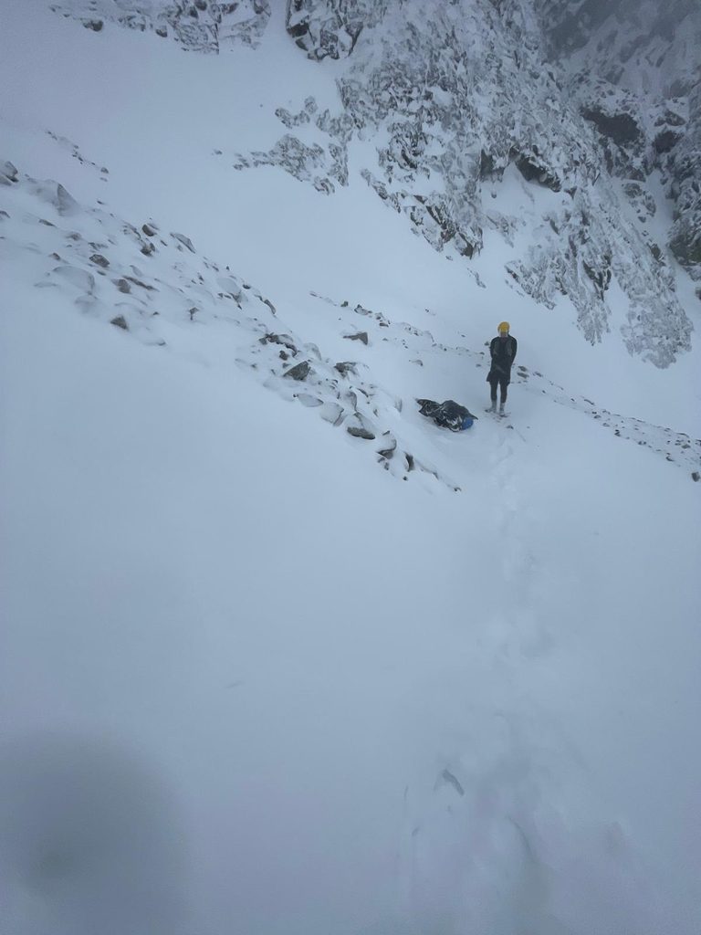 dvojica turistov v zasneženom teréne pod Krčmárovým žľabom