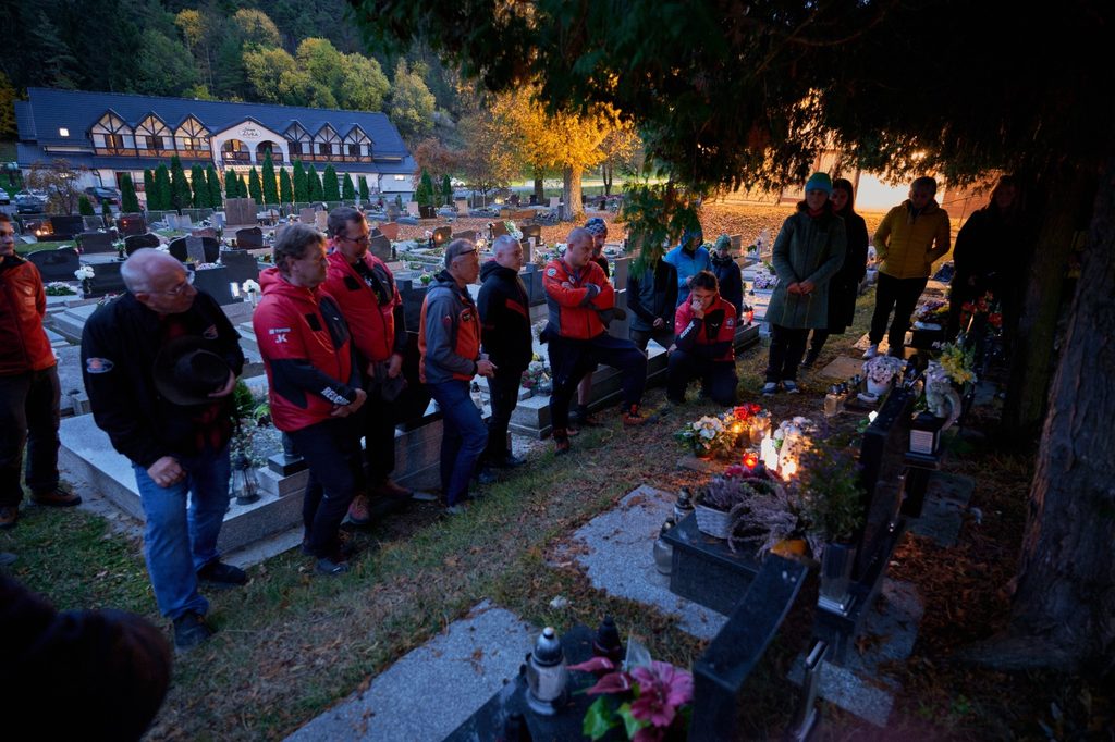účastníci Memoriálu RNDr. Ivana "Maca" Račka počas tichej spomienky